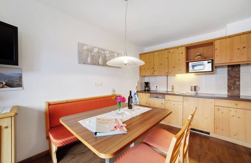 Tirolo Apartment | Apartment 'Oberötzbauer Enzian' with Mountain View, Shared Garden and Wi-Fi