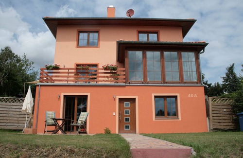 Holtendorf Apartment | Apartment on Schöps with Landskronblick