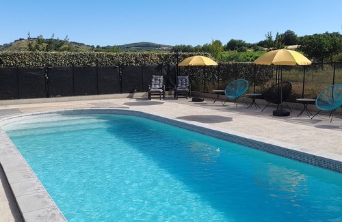 Pouzolles Apartment | Apartment on the ground floor in a guest house with swimming pool