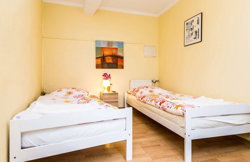 Muelheim Apartment | Apartment on the ground floor (W3) - 2x bedrooms - 5 single beds