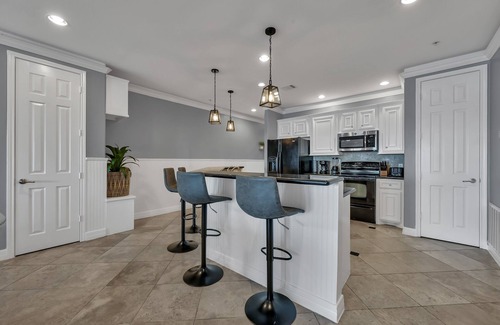 Seven Coves Condo | Apartment on the shores of the lake & amenities!