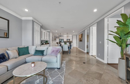 Seven Coves Condo | Apartment on the shores of the lake & amenities!
