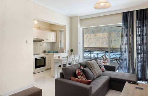 Athens Apartment | Apartment 'Pallada' with Balcony, Wi-Fi and Air Conditioning