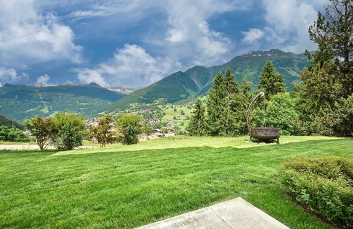 Klosters-Serneus Apartment | Apartment 'Panorama' with Mountain View, Private Terrace and Wi-Fi