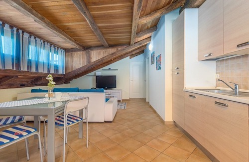 Gedici Apartment | Apartment Paradise with shared Pool and Tennis Court near Poreč