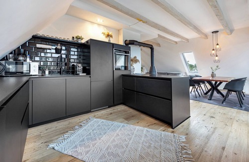 Halstenbek Apartment | Apartment 'Penthouse Kokorey' with Shared Garden, Balcony and Wi-Fi