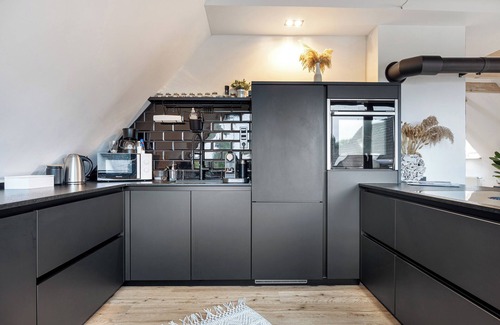 Halstenbek Apartment | Apartment 'Penthouse Kokorey' with Shared Garden, Balcony and Wi-Fi