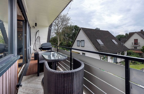 Halstenbek Apartment | Apartment 'Penthouse Kokorey' with Shared Garden, Balcony and Wi-Fi