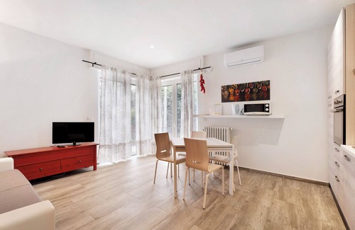 Arona Apartment | Apartment 'Peperoncino' with Balcony, Wi-Fi and Air Conditioning