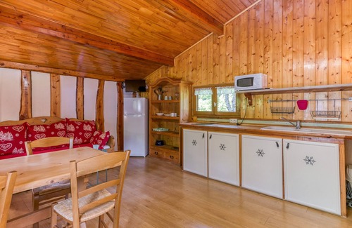 Vaulnaveys-le-Bas Apartment | Apartment 'Perce Neige' with Mountain View, Wi-Fi and Air Conditioning