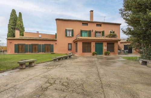 Vila-sana Apartment | Apartment 'Petit Ca L'Andorrà' with Shared Pool, Shared Garden and Wi-Fi
