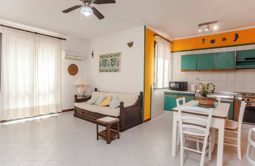 Villa San Pietro Apartment | Apartment Piccola casa Marina near the Beach with A/C & Garden