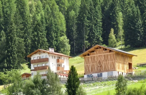 Martello Apartment | Apartment 'Pirchahof Waldruhe' with Mountain View, Shared Terrace and Wi-Fi