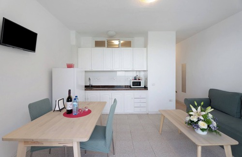 Alojera Apartment | Apartment 'Playa Azul - 7' with Sea View, Private Terrace and Wi-Fi