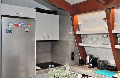 Oropos Apartment | Apartment 'Pool Villa Desmira' with Sea View, Wi-Fi and Air Conditioning