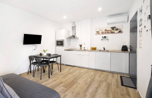 Vallpineda Apartment | Apartment 'Precioso Sitges' with Private Terrace, Wi-Fi and Air Conditioning
