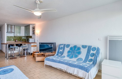 Carnon-Plage Apartment | Apartment "Première Ligne Avec Terrasse" with Sea View, Private Terrace & Wi-Fi