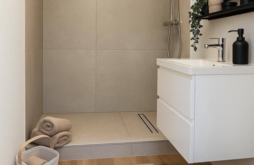St. Leon Apartment | Apartment-Private Bathroom-1