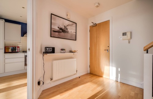 Belfast Central District Apartment | Apartment-Private Bathroom-Balcony