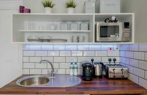 Childs Hill Apartment | Apartment-Private Bathroom-Garden view-3 bedroom
