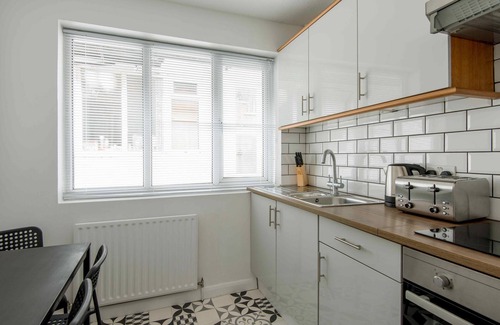 Childs Hill Apartment | Apartment-Private Bathroom-Garden view-3 bedroom