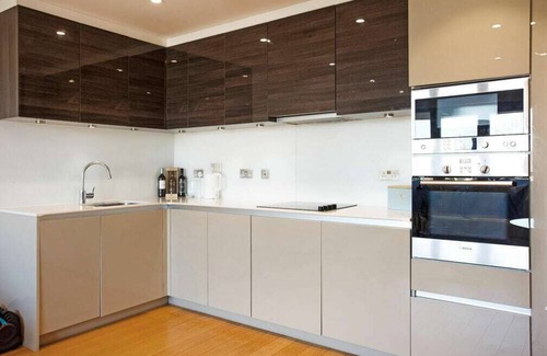 Canning Town Apartment | Apartment-Private Bathroom