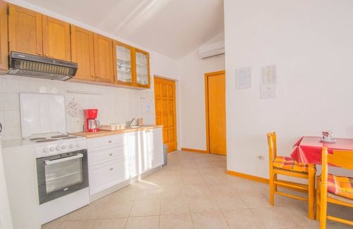 Punta Kriza Apartment | Apartment Punta Orange, only 5m from the sea, the island of Cres