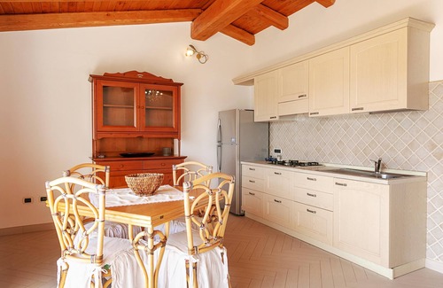 Arzachena Apartment | Apartment 'R House' with Sea View & Wi-Fi