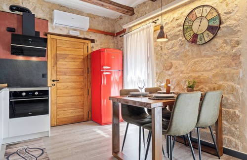 Arnes Apartment | Apartment 'Raconet D'Arnes' with Private Terrace, Wi-Fi and Air Conditioning