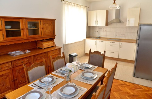 Milcetici Apartment | Apartment REA * For 4 +2 people With balcony and sea view, air conditioning