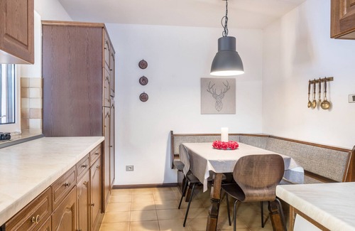 Carezza Apartment | Apartment Regenbogen with Mountain View, Shared Sauna Balcony & Wi-Fi