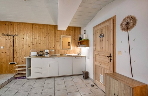 Kirchscheidungen Apartment | Apartment 'Regina Mit Sitzecke' with Private Terrace and Wi-Fi
