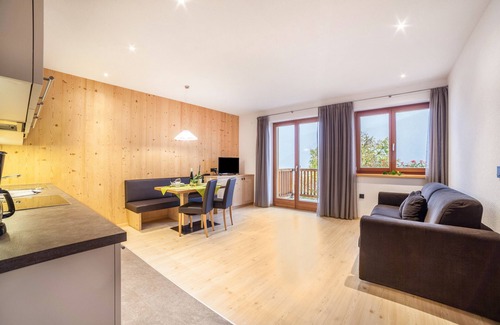 Santa Valburga Apartment | Apartment "Residence Kalchgruberhof Ferienwohnung Fichte" with Lake View, Garden & Wi-Fi