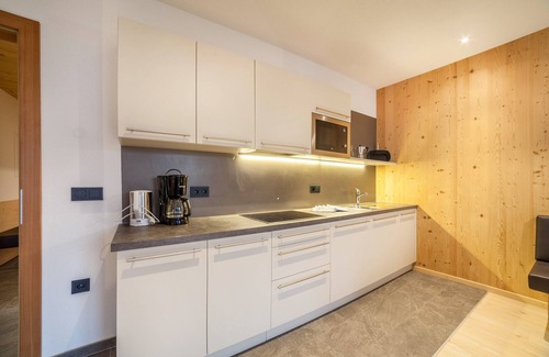 Santa Valburga Apartment | Apartment "Residence Kalchgruberhof Ferienwohnung Fichte" with Lake View, Garden & Wi-Fi