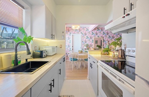 Hollywood South Central Beach Apartment | Apartment right on the beach