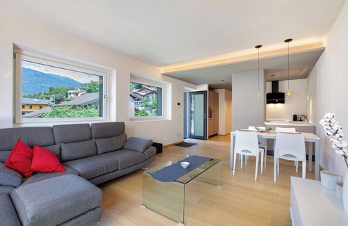 Senin Apartment | Apartment 'Robert' with Mountain View, Balcony and Wi-Fi