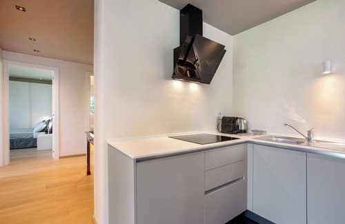 Senin Apartment | Apartment 'Robert' with Mountain View, Balcony and Wi-Fi