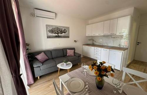 Srebreno Apartment | Apartment & Rooms Papa - Two Bedroom Apartment with Balcony and Partial Sea View