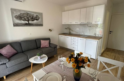 Srebreno Apartment | Apartment & Rooms Papa - Two Bedroom Apartment with Balcony and Partial Sea View