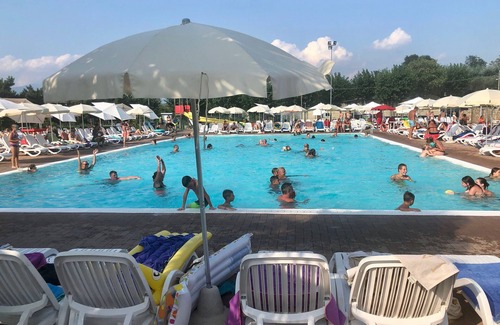 Vanon Apartment | Apartment Rosa Bourbon With Pool
