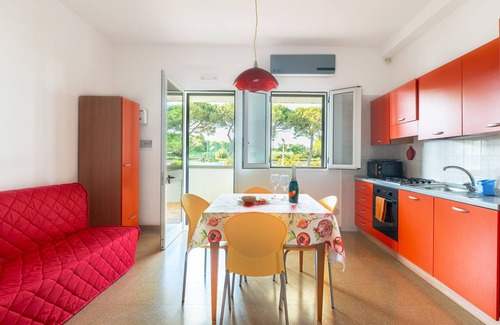 Conca Specchiulla Apartment | Apartment 'Rosso Tramonto' with Shared Terrace, Wi-Fi and Air Conditioning