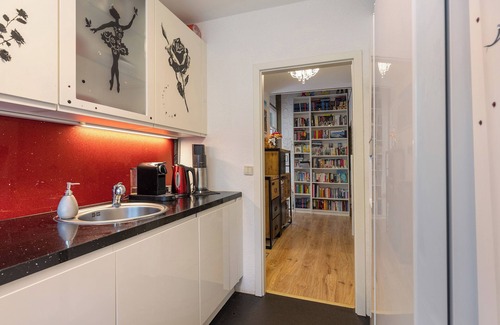 Lankwitz Apartment | Apartment 'Ruhige Berlin-Steglitz' with Shared Garden, Balcony and Wi-Fi
