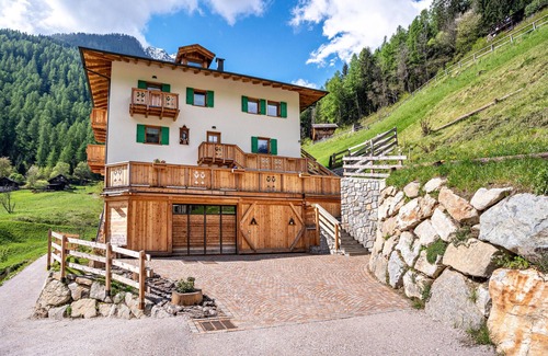 Rabbi Apartment | Apartment 'Salto Del Camoscio' with Mountain View, Private Terrace and Wi-Fi