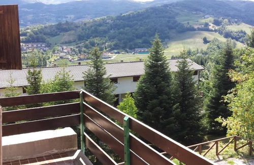 Fiumalbo Apartment | Apartment 'Santerini' with Mountain View, Shared Garden and Wi-Fi