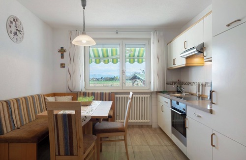 Breisach Apartment | Apartment 'Schwarzwaldblick' with Private Terrace, Private Garden and Wi-Fi