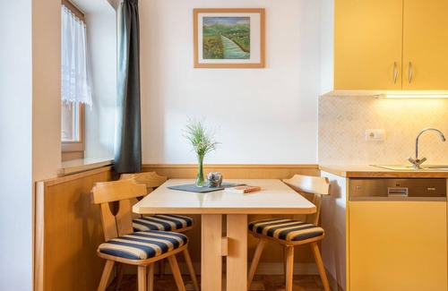 Chifa Apartment | Apartment 'Schlossblick' with Mountain View, Shared Garden and Wi-Fi