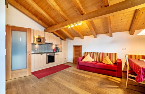 Naturno Apartment | Apartment 'Schnatzhof Adlerhorst' with Mountain View, Private Terrace and Wi-Fi