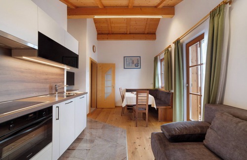 Naturno Apartment | Apartment 'Schnatzhof Schwalbennest' with Mountain View, Shared Terrace and Wi-Fi