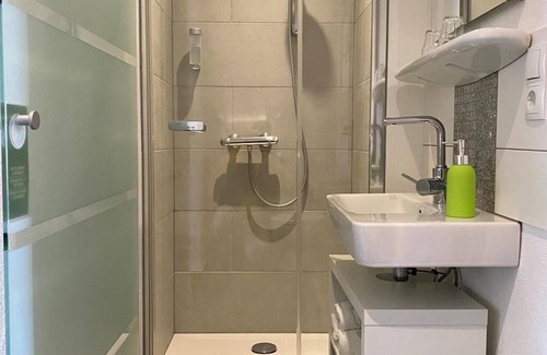 Fichtelberg Apartment | Apartment Schneeberg, shower, WC, balcony - WAGNER'S Hotel and Restaurant