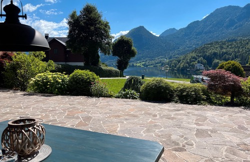 Grundlsee Apartment | Apartment 'Seerhaus' with Lake View, Private Terrace and Wi-Fi